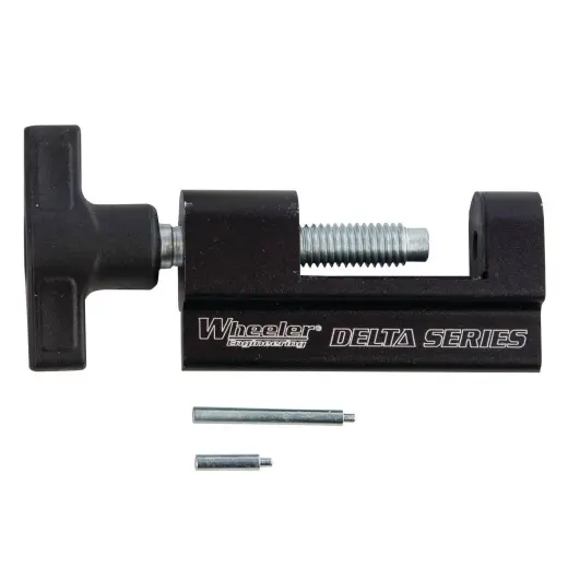 WHEELER AR Trigger Guard Install Tool usnadňuje a urychluje montáž nebo výměnu lučíku spouště na zbraních AR. Oproti klasickému zatloukání čepu kladivem eliminuje riziko poškození spodní části zbraně.