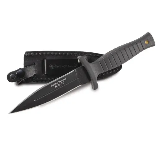 Taktický nůž/dýka v koženém pouzdře pro nošení na opasku nebo v botě. Pevná čepel Spear Point, pogumovaná rukojeť. Délka nože 23 cm, čepel 12 cm. Ideální pro EDC i skryté nošení.