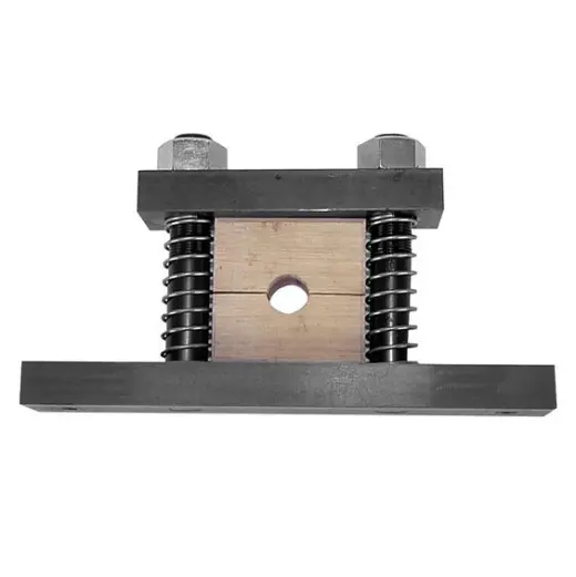 Svěrák na hlaveň s dubovými vložkami Svěrák na hlaveň se 3 dubovými vložkami pro bezpečné uchycení hlavně při montáži a demontáži. Obsahuje dva předvrtané bloky (1" a 3/4") a jeden plný pro vlastní úpravu.