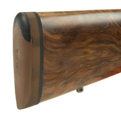 Pachmayr SC100 z moderního materiálu Decelerator je ideální volbou pro výkonné tlumení zpětného rázu při sportovní střelbě na clay (asfaltové terče). Osvědčená patentovaná úprava „Speed Mount Heel“ umožňuje rychlé nahození pažby do ramene.