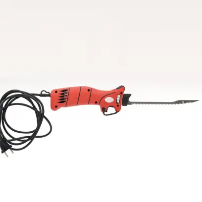 Výkonný filetovací nůž BUBBA s napájecím kabelem (2,44 m) nabízí 4 nerezové čepele (18–30 cm), ergonomickou protiskluzovou rukojeť, bezpečnostní pojistku a úložné pouzdro.