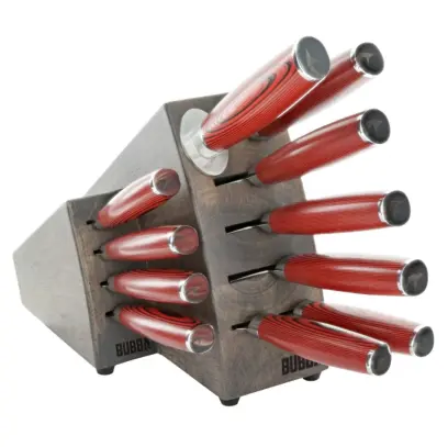 Sada obsahuje 6 kuchyňských nožů, 4 steakové nože a diamantovou ocílku. Čepel z prémiové německé oceli, rukojeti G10, elegantní blok ze dřeva Parawood pro stylové a bezpečné uložení.