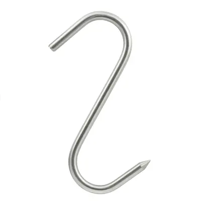 Robustní nerezový řeznický hák Huntgear.cz na zavěšení ulovené zvěře. Tvar S, délka 14,5 cm, průměr 8 mm. Nosnost 90 kg. Ideální pro zpracování masa doma i v lovecké praxi.