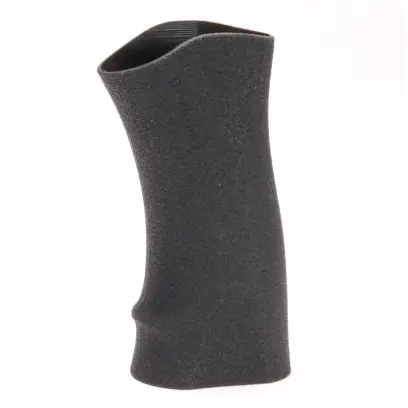 Taktický návlek na rukojeť Pachmayr pro lepší úchop a výrazné tlumení zpětného rázu. Snadná instalace nasunutím, protiskluzový povrch a vodicí drážka pro prst pro maximální komfort.