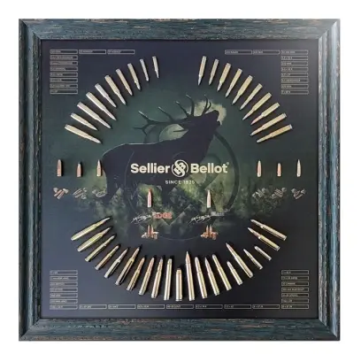 Dekorativní tablo Sellier & Bellot s vystavenými kulovými náboji a střelami v dřevěném rámu. Stylový sběratelský a dárkový kousek pro myslivce, střelce i fanoušky značky S&B.