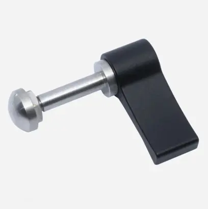 Zajišťovací páčka pro dvojnožky Javelin. Slouží k zajištění (aretačnímu utažení) otočného a naklápěcího mechanismu bipodu.