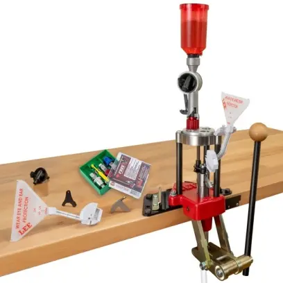 Sestava přebíjecího lisu LEE Classic Turret pro ráži .40 S&W zahrnuje 3 karbidové matrice, zápalkovače LEE Safety Prime pro malé a velké zápalky a automatický prachovač LEE Auto Drum.