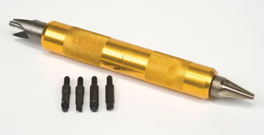 Multifunkční nástroj na úpravu nábojnic Lyman. Srážeč hran nábojnice, výstružníky a čističe zápalkového lůžka.