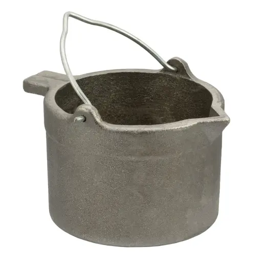 Lyman Lead Pot Nádoba na tavení olova se zobáčkem pro snadné zpracování taveniny. Umožňuje použití libovolného tepelného zdroje pro tavení olova. Nominální kapacita je 4,5 Kg taveniny.