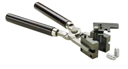 RCBS BULLET MOULD HANDLES RCBS® rukojeti na formy střel mají pevné ocelové rámy s extra dlouhými, prvotřídními dřevěnými rukojeťmi pro pohodlí. Jsou ideální pro domácí odlévání střel. Jedna velikost padne na všechny formy střel RCBS.