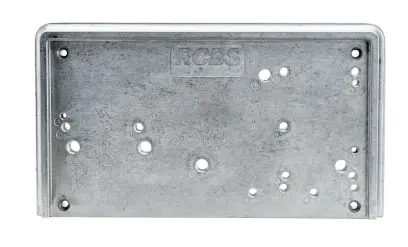 RCBS Accessory Base Plate-3 Ušetřete čas, místo a eliminujte pracovní stůl plný otvorů s RCBS Accessory Base Plate-3. Díky předvrtaným a označeným otvorům je montáž a demontáž RCBS příslušenství k této základní desce rychlé a snadné.