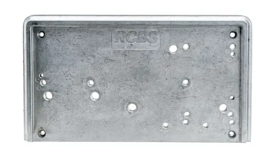 Ušetřete čas, místo a eliminujte pracovní stůl plný otvorů s RCBS Accessory Base Plate-3. Díky předvrtaným a označeným otvorům je montáž a demontáž RCBS příslušenství k této základní desce rychlé a snadné.