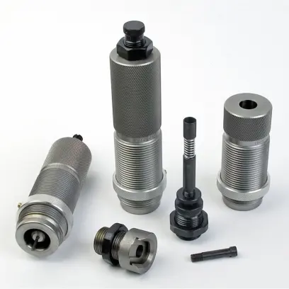 RCBS .50 BMG 1-1/2" DIE KIT RCBS 50 BMG Die Kit obsahuje velkou sadu celoformátovací matrice, matrici pro roll crimp, Trim Die matrici, držák nábojnice .50 BMG a primovací jednotku pro .50 BMG.