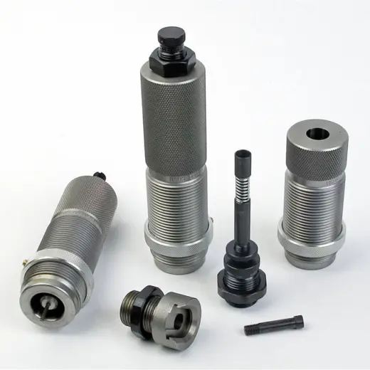 RCBS .50 BMG 1-1/2" DIE KIT RCBS 50 BMG Die Kit obsahuje velkou sadu celoformátovací matrice, matrici pro roll crimp, Trim Die matrici, držák nábojnice .50 BMG a primovací jednotku pro .50 BMG.