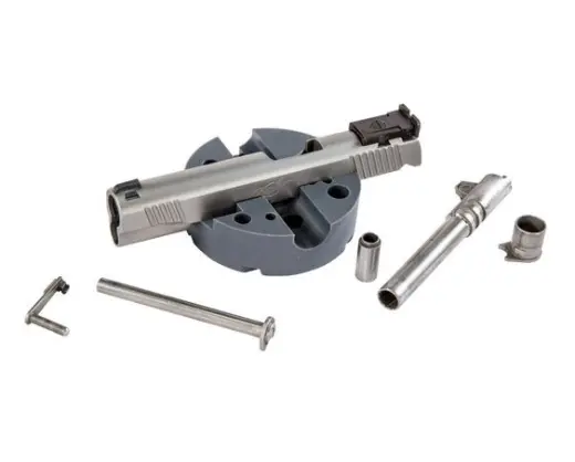 Univerzální puškařský přípravek pro pistole - Bench Block Univerzální nástroj pro puškařské práce na pistoli. K drobným puškařským pracím na pistolích typu M1911 a ostatních zbraních, jako např. Ruger 10/22.