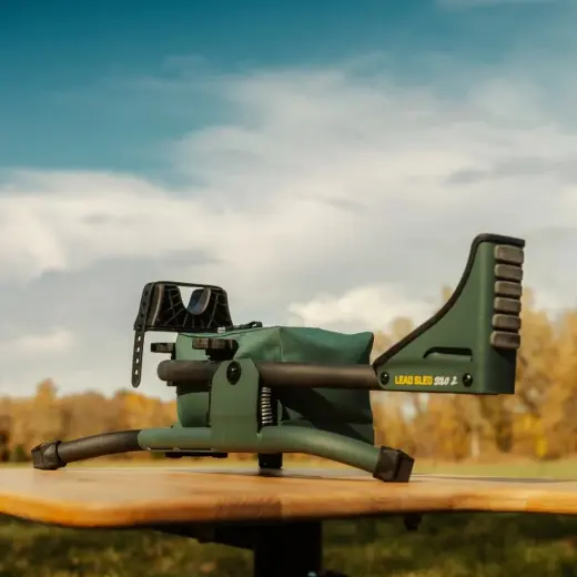 Precizní nastřelení bez bolesti - snižuje zpětný ráz až o 85 %, Otočná konstrukce pro rychlé nastavení výšky. Odsazený rám kompatibilní se zásobníky i pákovými zbraněmi. Včetně zátěžového vaku.