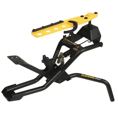 Vrhač asfaltových terčů, který dokáže jedním sešlápnutím pedálu napnout pružinu a uvolnit jeden nebo dva standardní, midi nebo mini terče, přičemž ruce zůstávají v bezpečí.