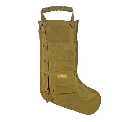 Taktická punčocha – písková Taktická punčocha bude originálním dárkem pro nadšence do lovu a střelby. Má několik upevňovacích bodů včetně MOLLE, pevnou rukojeť, kapsu na zip, vnější kapsu a suchý zip pro nášivky.