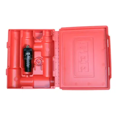 Mikrometrický adaptér pro usazovací matrice LEE pro přesné nastavení hloubky usazení střel. Krabička na 4 matrice umožní ponechat mikrometr nainstalovaný na usazovací matrici.