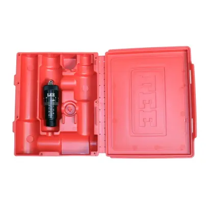 Mikrometrický adaptér pro usazovací matrice LEE pro přesné nastavení hloubky usazení střel. Krabička umožní ponechat mikrometr nainstalovaný na usazovací matrici. Pro puškové ráže .35 a větší.