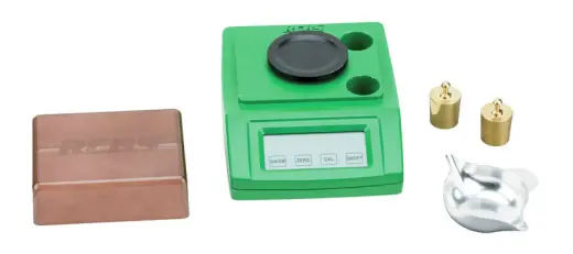 RCBS RANGEMASTER 2000 ELEKTRONICKÁ VÁHA 120/240-VAC/9V-DC Nová vysoce výkonná elektronická váha RangeMaster 2000 zvládne až 2000 grainů s přesností +/- 0,1 grainu pro přesné měření prachu, střel, nábojnic nebo nabitých nábojů.